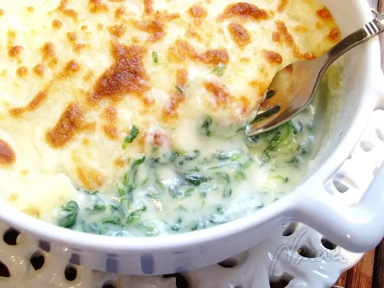 Espinacas con bechamel, paso 7: Gratinar en el horno hasta dorar el queso rallado.