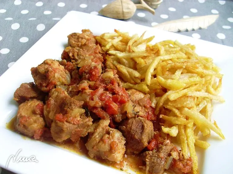 Guiso de cerdo, paso 16: sacar cubeta con ayuda del guante y servir muy caliente