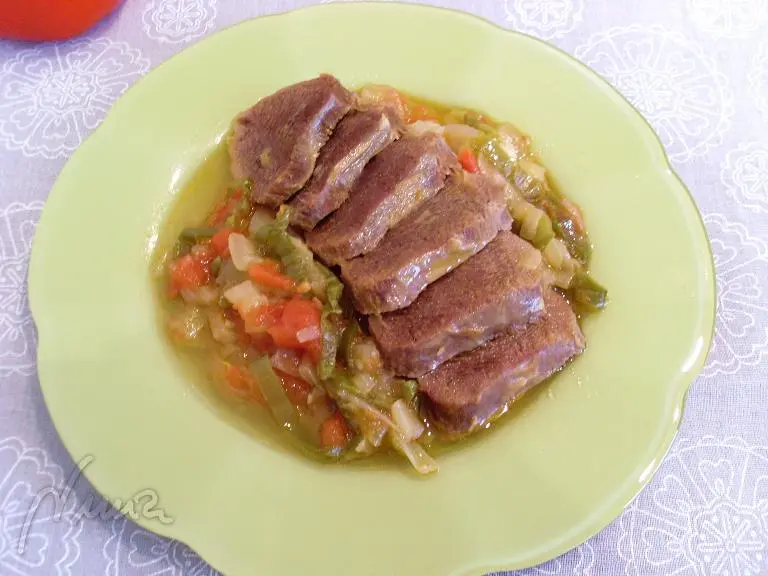Lengua estofada, paso 12: acompañar de las verduras y un poco del caldo que soltaron en la cocción.