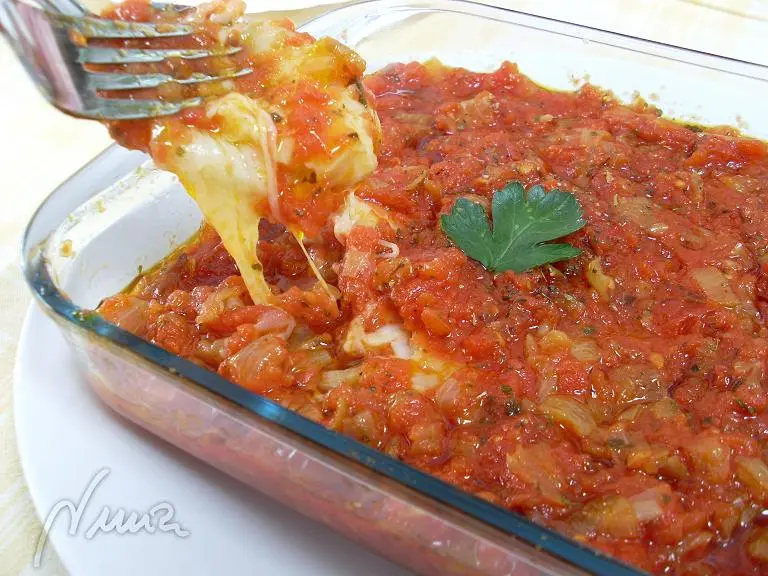 Provolone en salsa de tomate, paso 5: llevar al fuego y con un tenedor pinchar de vez en cuando el queso para controlar no se…