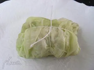 Rollito de col con carne, paso 11: hacer lo mismo con las hojas restantes