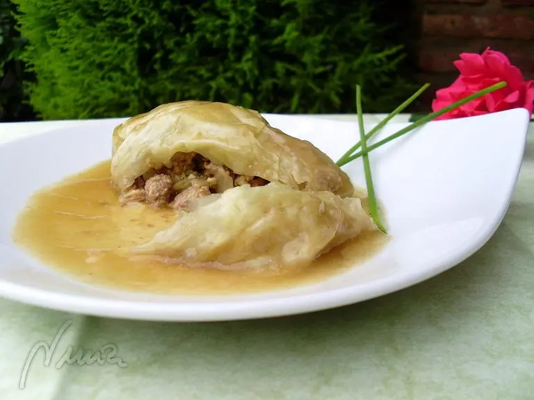 Rollito de col con carne, paso 16: cortar el perlé a los rollitos con cuidado no deshacerlos y echarlos en la salsa, dejar…