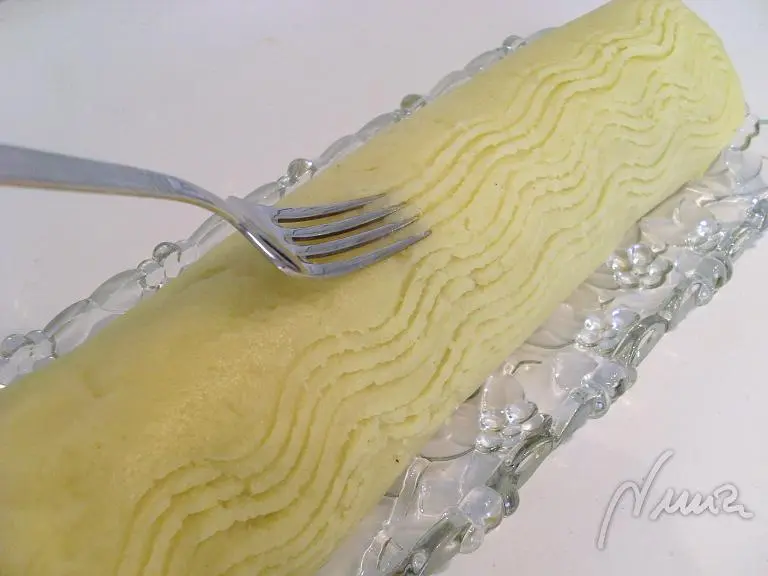 Rollo de patata con carne, paso 21: con el revés de un tenedor acanalar la superficie del rollo haciendo algún dibujo, el…