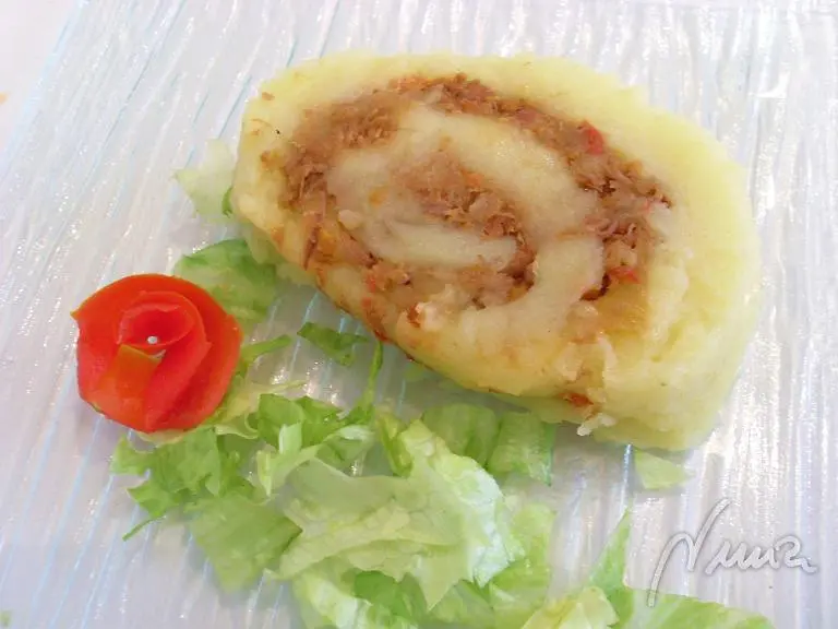Rollo de patata con carne, paso 21: con el revés de un tenedor acanalar la superficie del rollo haciendo algún dibujo, el…