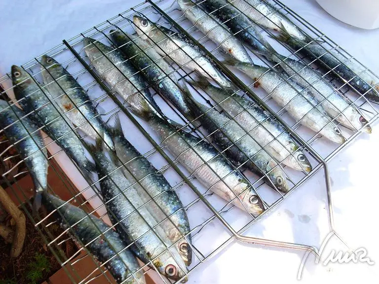 Sardinas asadas al carbón, paso 5: Y como bien decía mi suegra, se nota cuando una sardina es fresca y jugosa cuando una…