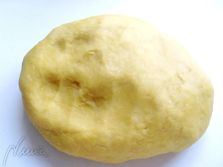 Spaguetis frescos, paso 3: Meter la masa en una bolsa de plástico o envolverla en plástico de cocina, más o menos…