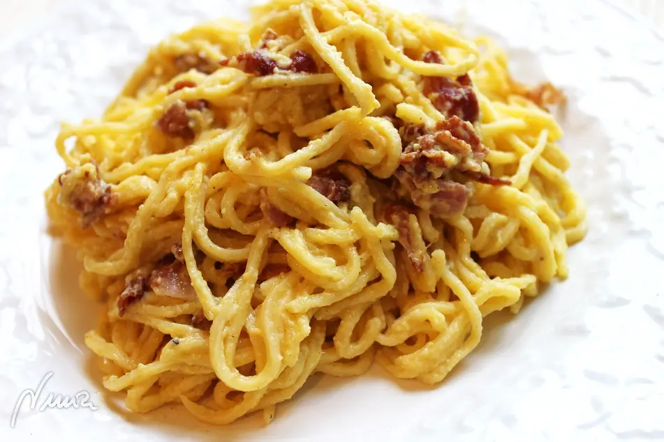 Spaguetis frescos, paso 3: Volcar la pasta sobre un colador para escurrir el agua y aderezar la pasta al gusto.
