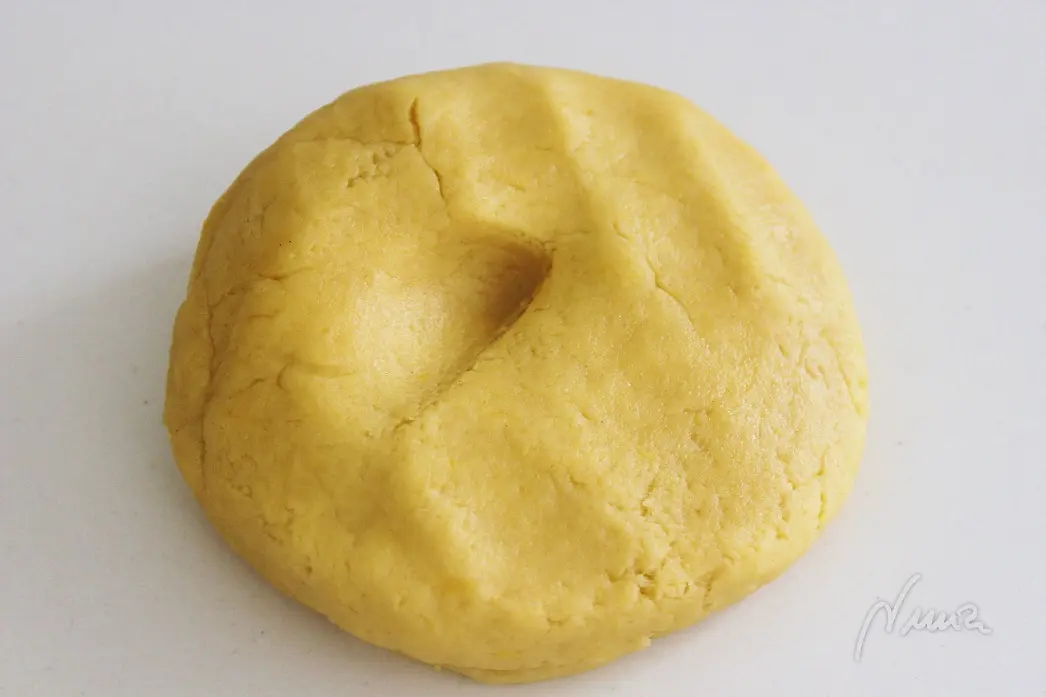 Tarta de cebolla, paso 4: Hacer un hueco en el centro de la masa y añadir la yema de huevo, amasar hasta…
