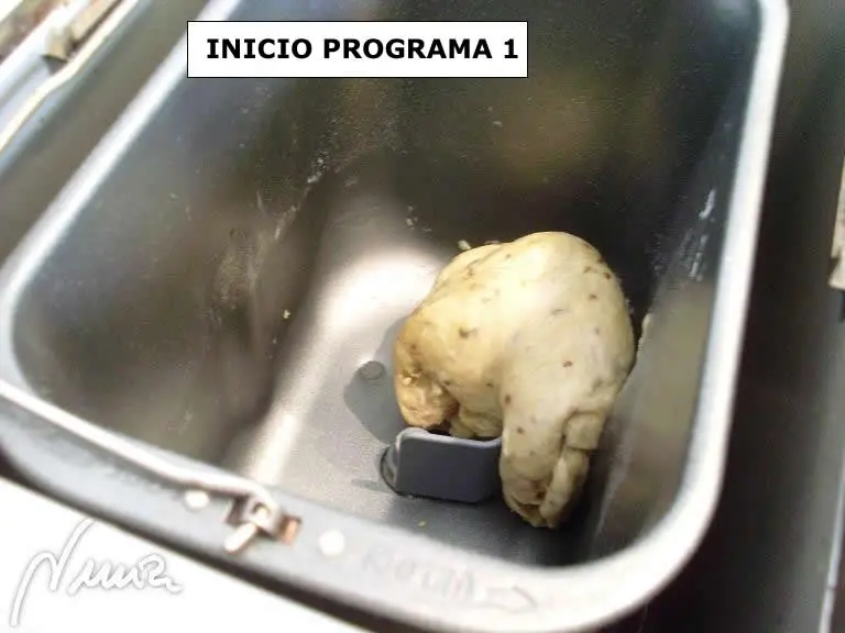 Tortas de aceite, paso 13: desmigar la levadura fresca por encima de la harina.