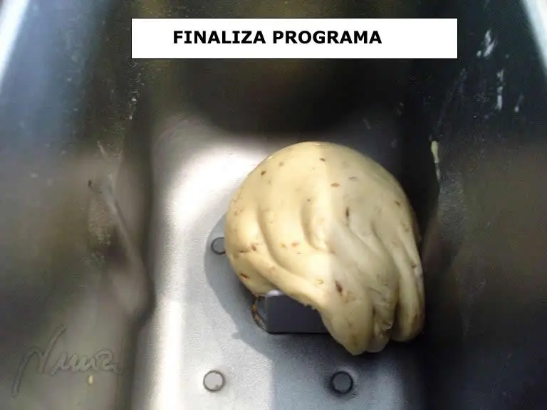 Tortas de aceite, paso 13: desmigar la levadura fresca por encima de la harina.