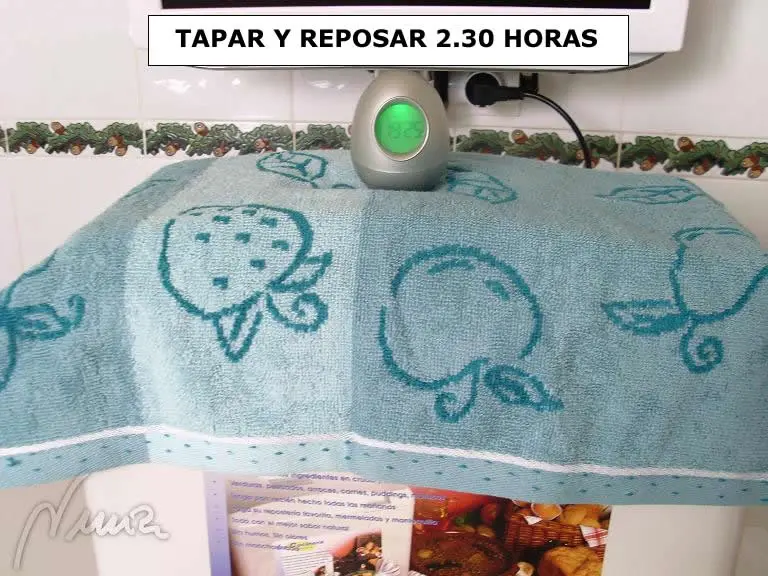 Tortas de aceite, paso 13: desmigar la levadura fresca por encima de la harina.