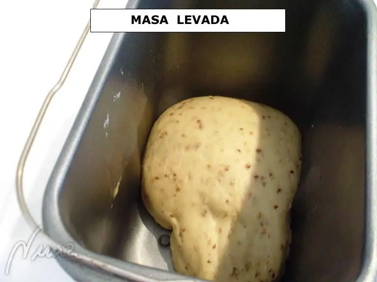Tortas de aceite, paso 13: desmigar la levadura fresca por encima de la harina.