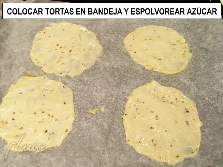 Tortas de aceite, paso 13: desmigar la levadura fresca por encima de la harina.